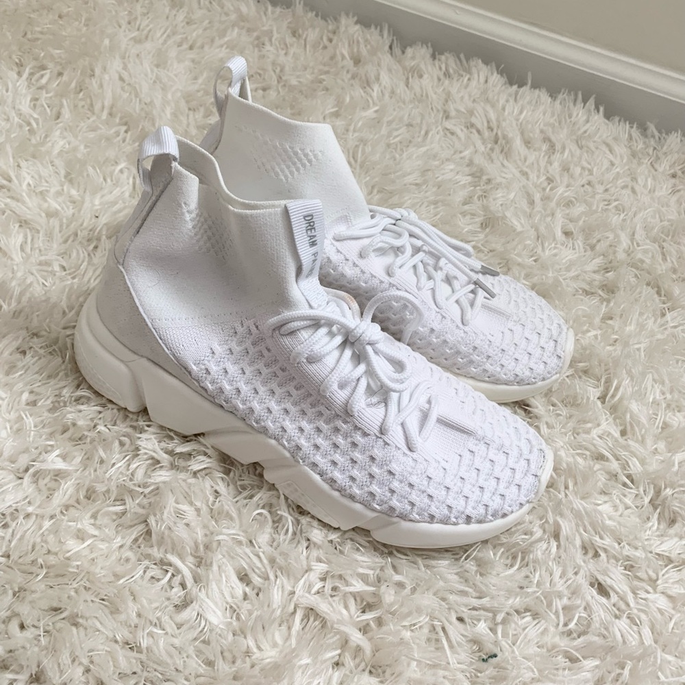 Tennis shoes